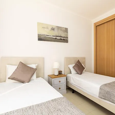 Everlyn Apartment, De Tavira Conceição